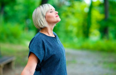 mujer atractiva aplicación hacen para arriba en su coche