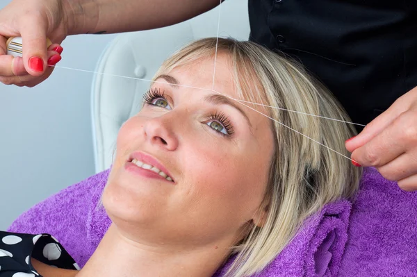 Kobieta o nawlekanie procedury usuwania włosów — Zdjęcie stockowe