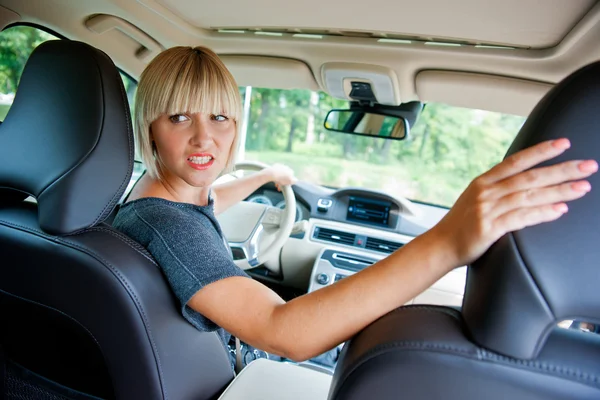 Attraktive Frau parkt ihr Auto — Stockfoto