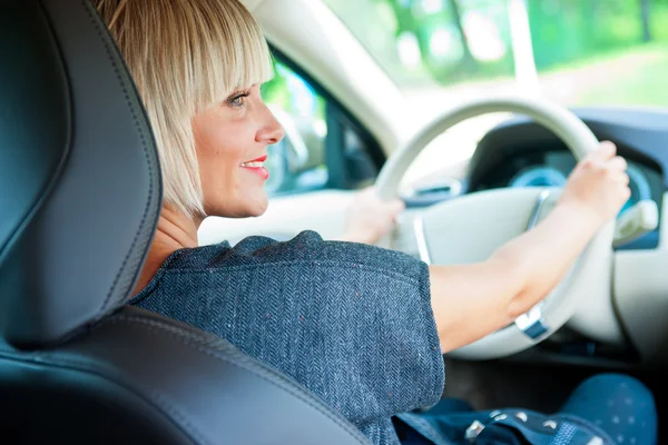 Attrayant femme conducteur dans sa voiture — Photo