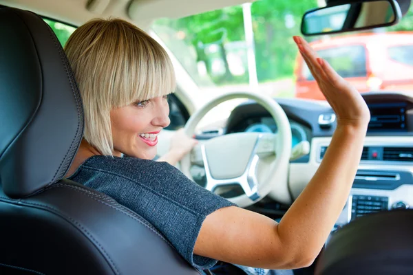 Mujer atractiva conductor en su coche — Foto de Stock