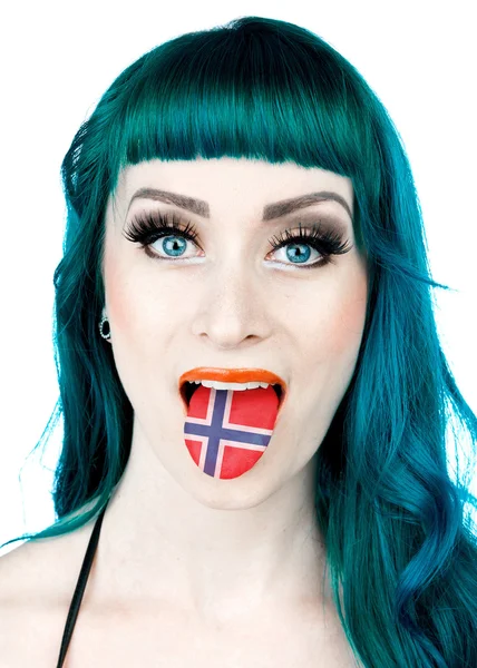 Mulher com língua em cores bandeira norway — Fotografia de Stock