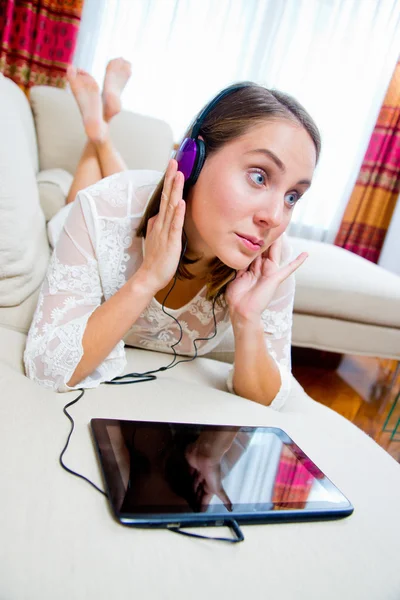 Vonzó nő, hallgatni a zenét a kanapé Jogdíjmentes Stock Fotók