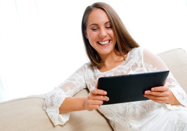 çekici kadın evde tablet