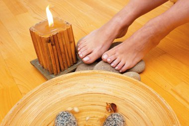 kadın ayakları üzerinde kaplıca tedavisi