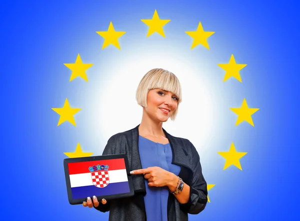 Frau mit Tablet mit kroatischer Flagge auf dem Rücken der Europäischen Union — Stockfoto