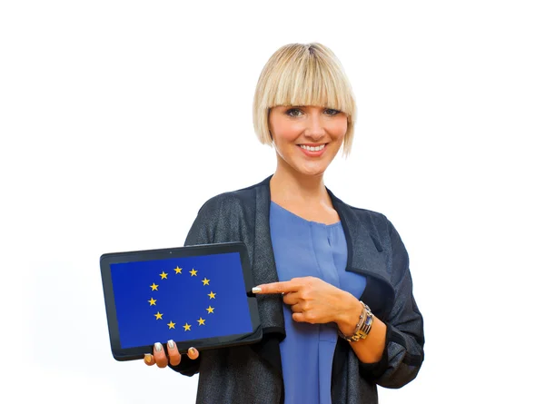 Mulher loira atraente segurando tablet com bandeira da união europeia — Fotografia de Stock