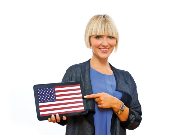 Attraktiv blond kvinna anläggning tablett med usa flaggan — Stockfoto