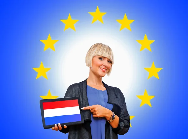 Femme tenant tablette avec drapeau néerlandais sur l'union européenne backgrou — Photo