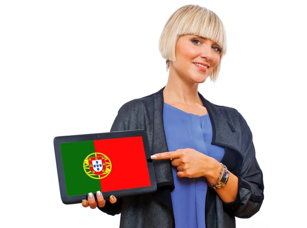 Çekici sarışın bir kadın tutarak tablet ile Portekiz bayrağı — Stok fotoğraf