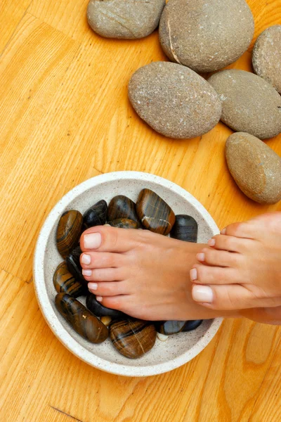 Piedi femminili sul trattamento termale — Foto Stock