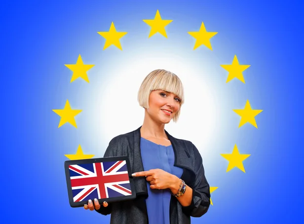 Mulher segurando tablet com bandeira do reino unido na união europeia — Fotografia de Stock