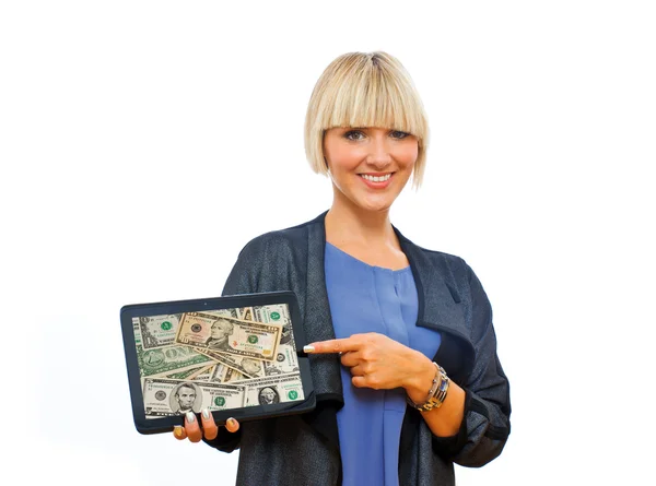 Çekici sarışın bir kadın tutarak tablet ekranında dolar ile — Stok fotoğraf
