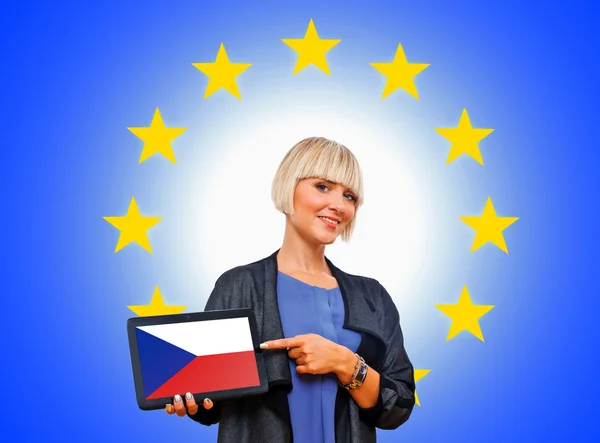 Vrouw bedrijf tablet met Tsjechië vlag betreffende de Europese Unie — Stockfoto