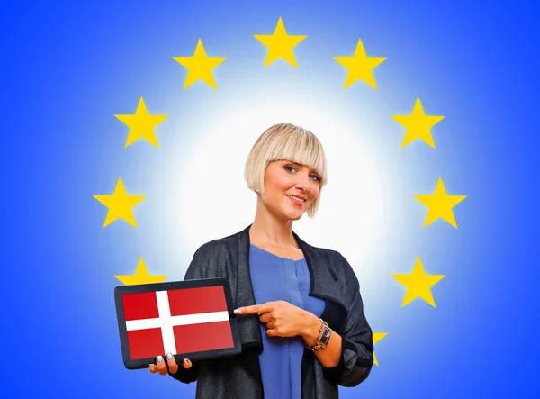 Женщина держит планшет с денмарком на фоне Европейского союза — стоковое фото