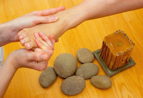 Piedi femminili su massaggio spa trattamento — Foto Stock