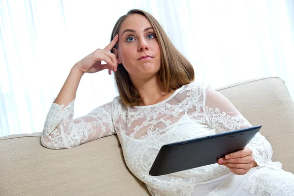 Mujer atractiva con la tableta en casa — Foto de Stock