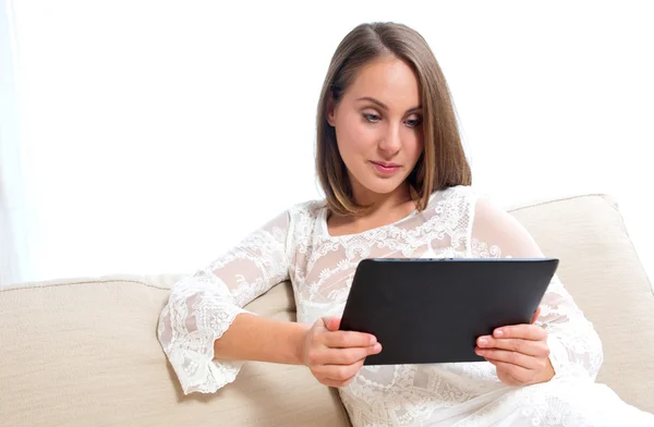 Mulher atraente com tablet em casa — Fotografia de Stock