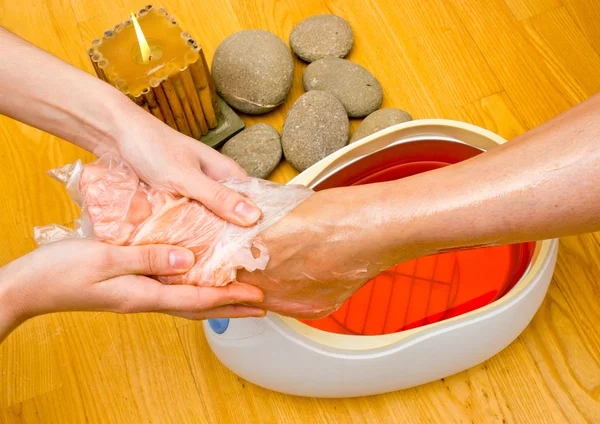 Pied de femme dans le bain de paraffine au spa — Photo