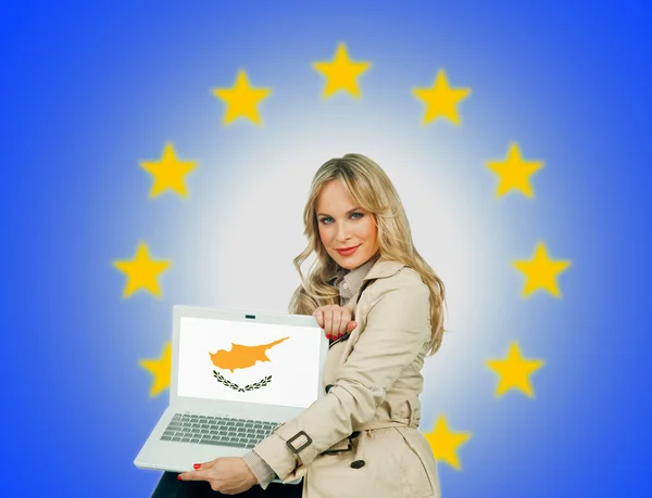 Mulher segurando laptop com bandeira cipriota — Fotografia de Stock