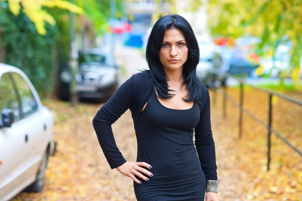 Attractive woman outside in the park — Stock Photo, Image