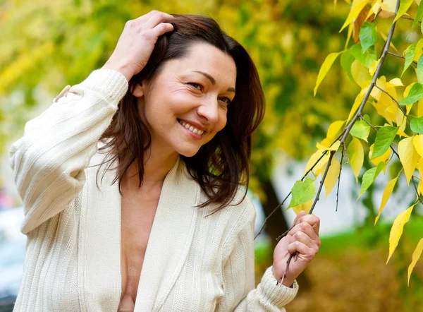 Atractiva mujer madura fuera — Foto de Stock