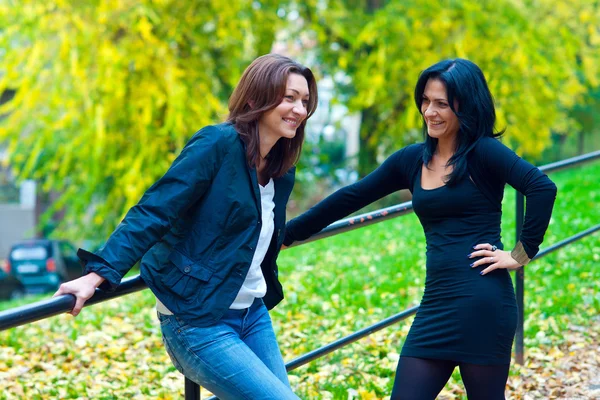Twee vrouw vrienden buiten — Stockfoto