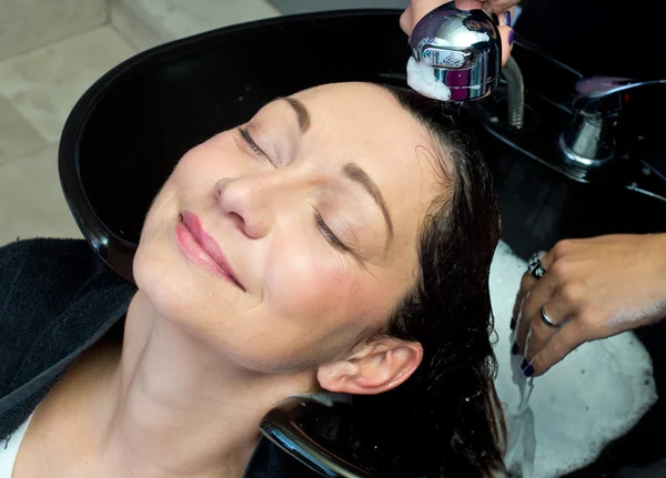 Volwassen vrouw haar haren wassen — Stockfoto