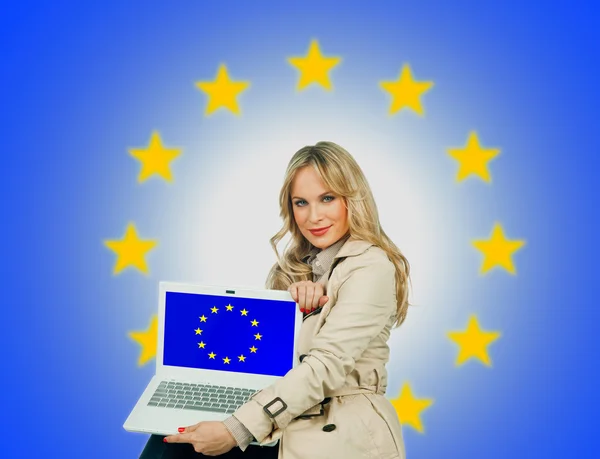 Aantrekkelijke vrouw met laptop met de Europese vlag op het scherm — Stockfoto