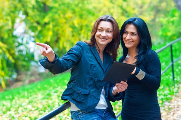 Two woman friends outside — Stock Photo, Image