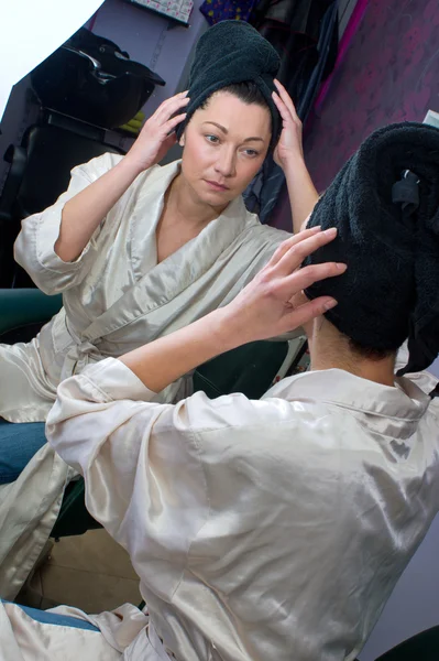 Mulher madura no salão de cabeleireiro — Fotografia de Stock
