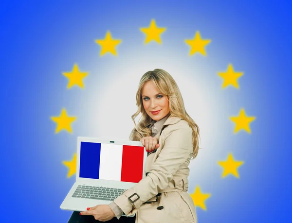 Mulher segurando laptop com bandeira da frança — Fotografia de Stock