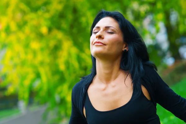 Attraktive Frau atmet draußen — Stockfoto