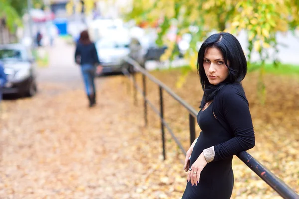 Attractive woman outside in the park — Stock Photo, Image