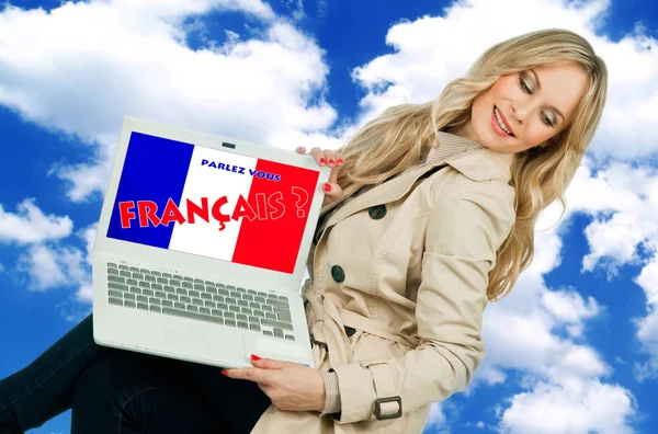 Donna che tiene il computer portatile con il segno della lingua francese — Foto Stock