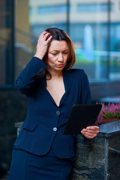 Businesswoman with tablet outside — Stock Photo, Image