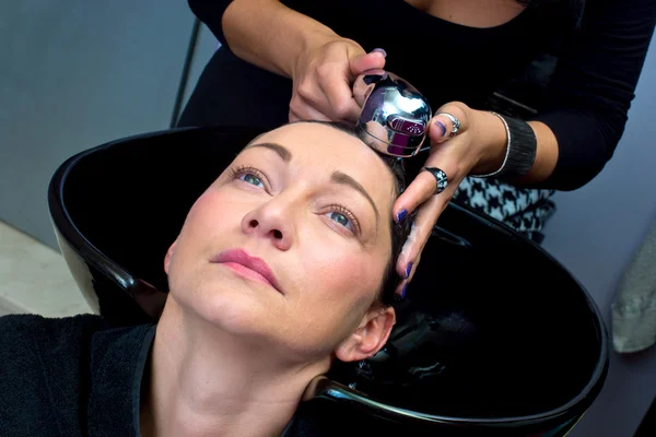 Mujer madura lavando el cabello —  Fotos de Stock