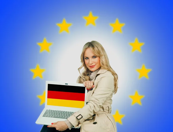 Vrouw met laptop met Duitse vlag — Stockfoto