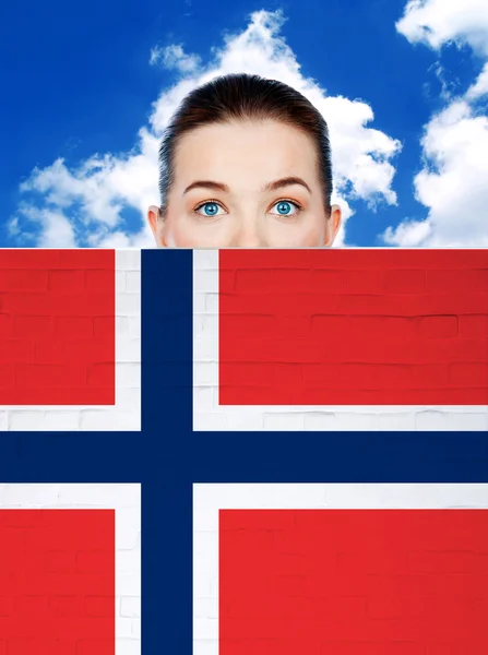 Vrouw gezicht achter de muur met Noorwegen vlag — Stockfoto