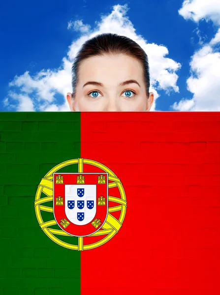Portekiz bayrağı ile duvarın arkasında kadın yüzü — Stok fotoğraf