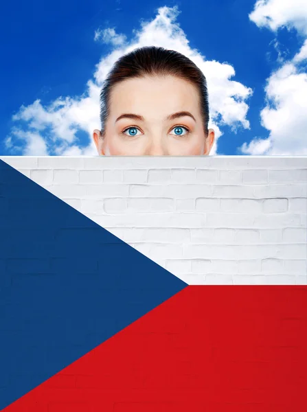 Cara de mujer detrás de la pared con bandera de la República Checa —  Fotos de Stock