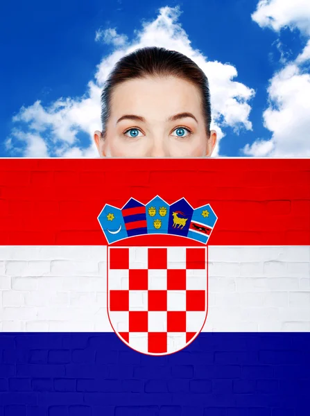 Γυναίκα πρόσωπο πίσω από τον τοίχο με σημαία της Κροατίας Εικόνα Αρχείου
