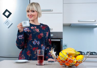 kadın onu mutfakta kahve ile