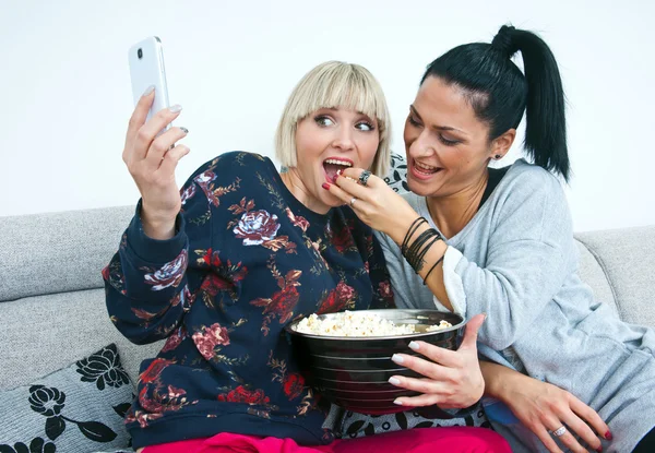 Dwaj przyjaciele kobieta co selfie obraz — Zdjęcie stockowe