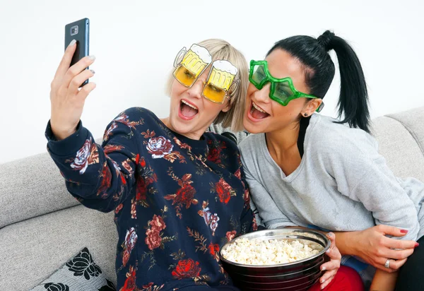 Deux femmes amis faisant selfie image — Photo