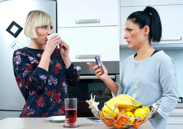 Duas amigas atraentes bebendo café e conversando — Fotografia de Stock