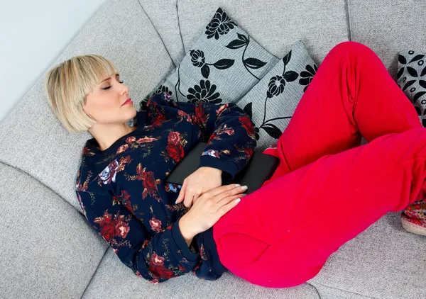 Attraktive Frau schläft auf dem Sofa — Stockfoto