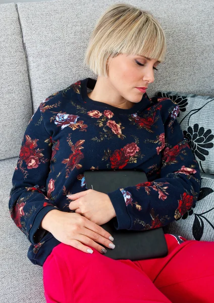 Aantrekkelijke vrouw slapen op de Bank — Stockfoto