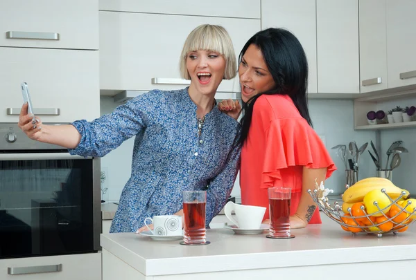 Two woman friends making selfie picture — Stock Photo, Image