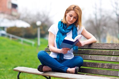 kitap ile tezgah üzerinde çekici bir kadın